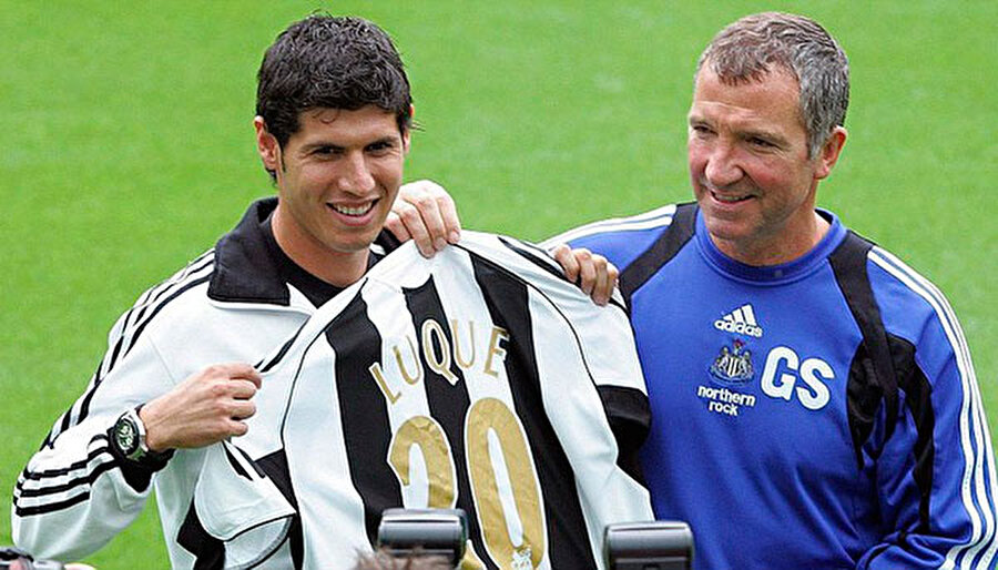 Albert Luque, Déportivo'dan Newcastle'a, 2005
Deportivo'da gösterdiği muhteşem performanstan sonra Ada'nın yolunu tutan İspanyol futbolcu Newcastle kariyerinde 2 sezonda sadece 1 gol atabildi ve bir daha İspanyadaki günlerine hiç geri dönemedi.