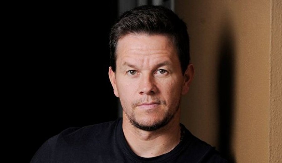 Mark Wahlberg

                                    Şimdilerde Hollywood'un bolca iş bulan aktörlerinden biri olan Wahlberg vaktiyle cinayete teşebbüsten yargılanmış ve hapis yatmış. Gençlik yıllarında 2 farklı Vietnamlı adama saldıran oyuncu, bir tanesinin kafasına sopayla bayıltana kadar vurmuş, diğerini ise yüzünden yumruklamış.
                                