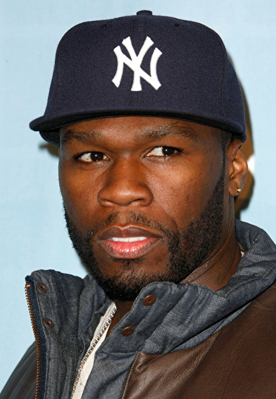 Curtis Jackson

                                    Namı diğer 50 Cent, uyuşturucu satıcılığından hüküm giymiş bir ünlü. Haziran 1994'te gizli görevde bir polis memuruna uyuşturucu satmak isterken yakayı ele veren oyuncu/şarkıcının lakabını, 50 cent'lik paketlerde keyif verici madde satmaktan aldığı söylenir.
                                