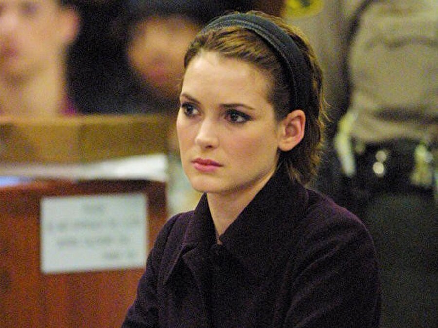 Winona Ryder
2001 senesinde marka giysiler satan bir mağazadan 5500 dolarlık ürün çalmaktan hakim karşısına geçen Ryder kendini bir filmdeki rolü için hazırlanıyor olmakla savundu. Sonuç olarak ürünlerin bedelini mağazaya ödeyen güzel oyuncu bu işten kurtuldu.