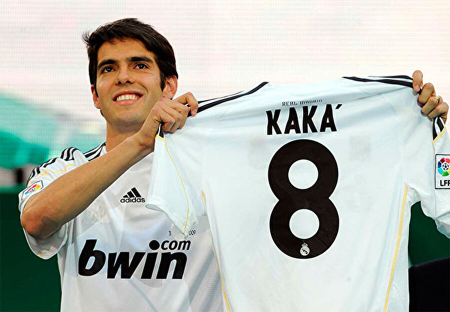 Kaká, Milan'dan Real Madrid'e, 2009
Florentino Perez 2009 yılında Real Madrid'e başkan seçildiğinde transfere 257 milyon euro harcayarak piyasayı allak bullak etti. Bunun 65 milyonu Milan'ın yıldızı Kaka için ödenmişti. Ancak Kaka Milandaki performansının yarısını bile gösteremedi.