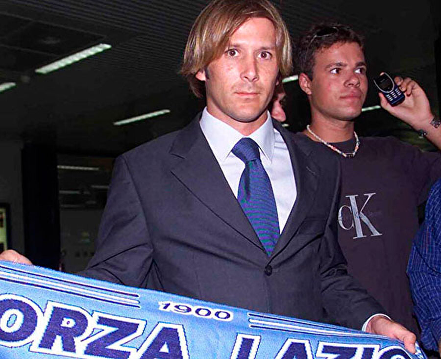 Gaizka Mendieta, Valencia'dan Lazio'ya, 2001
2000 ve 2001 yıllarında Valencia ile 2 Şampiyonlar Ligi finali oynadıktan sonra 48 milyon euro ( o dönem İspanya tarihinin en fazla transfer ücreti) karşılığında Lazio'ya transfer oldu. Lazio'da eski günlerini mumla arayan İspanyol futbolcu 1 yıl sonra tekrar İspanya'ya döndü.