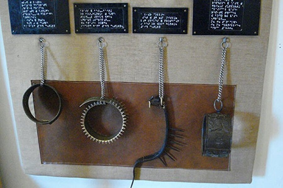 Köpek Tasması Müzesi - İngiltere
Bir şato içinde yer alan müzede yaklaşık 5 asırlık bir tasma koleksiyonu bulunuyor. Tasmalar rahat görünmek bir yana, işkence aletlerine benziyor.