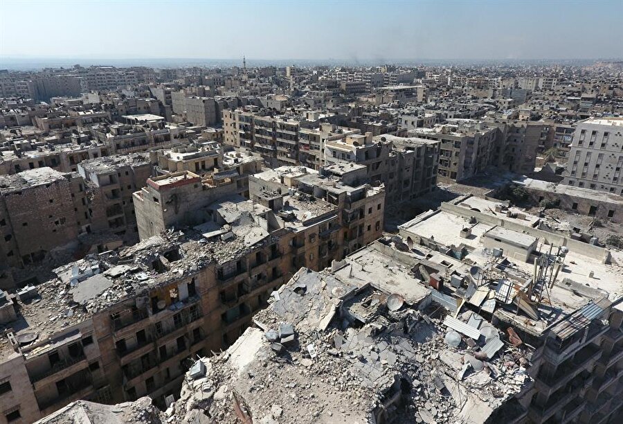 Ülkede olayların başladığı Mart 2011'de çeşitli kentlerde yönetim karşıtı çıkan gösterileri kanlı bir şekilde bastırmaya çalışan Şam yönetimi Halep'te muhaliflerin kontrolündeki bölgelere önce savaş uçaklarıyla saldırmıştı.