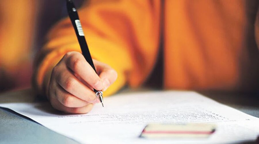 Bilgiyi yazarak düzenlemek ve kategorize etmek
Bilgiyi kategorize etmek ve bunu yazarak yapmanın hafıza kaydının sağlıklı yapılması adına büyük yararı var. Kağıda geçirirken düşüncelerin göz ile algılanması, gerektiğinde kolaylıkla göz atılarak hatırlama sürecini sağlıyor. Bilgiyi pekiştirmek, en önemlisi beyne bu konuya değer verildiğini kanıtlaması, en önemli yararlardan.