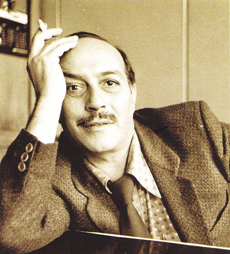 Cemal Süreya – Sayım – Tomris Uyar (1941 – 2003)
Deneme ve öykü yazarı Tomris Uyar, gazeteci, şair Ülkü Tamer'le evliyken aşık oldu Cemal Süreya'ya. İkisi de evliydi boşandılar. Tomris Uyar, “Beni bıraktı ama rahat edemedi. Ona göre bana sahip olunamazdı. Senden ayrıldığım anda senin hakkında, hikayen hakkında, sevdiğimi belirtecek hiçbir şey söylemeyeceğim, benim ağzımdan kimse duymayacak” dedi ve doğrusu hiç yazmadı.
"Ayışığında oturduk
Bileğinden öptüm seni
Sonra ayakta öptüm
Dudağından öptüm seni
Kapı aralığında öptüm
Soluğundan öptüm seni
Bahçede çocuklar vardı
Çocuğundan öptüm seni
Evime götürdüm yatağımda
Kasığından öptüm seni
Başka evlerde karşılaştık
İliğinden öptüm seni
En sonunda caddelere çıkardım
Kaynağından öptüm seni"