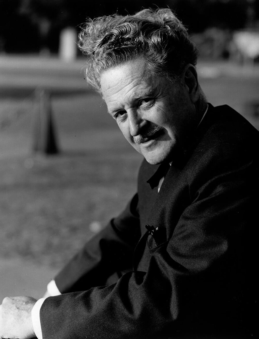 Nazım Hikmet – Bir Ayrılış Hikayesi – Şükûfe Nihal Başar (1896 – 1973)
Şükûfe Nihal, Türkiye'nin hızla değiştiği yıllarda şiir, öykü, roman kaleme almış bir edebiyatçımızdır. 1920'li yıllarda Erenköy'de bahçelerde, köşklerde edebiyatçılar toplanır, sohbetler ederdi. İşte böyle bir günde Nazım Hikmet küçük bir kağıda “Ben sizin için çıldırıyorum, siz bana aldırış bile etmiyorsunuz.” yazdı ve Şükûfe Nihal'e verdi. Daha sonra, Nazım arkadaşlarına Bir Ayrılış Hikayesi'ni Şükûfe Nihal'e yazdığını söylemiştir. Şükûfe Nihal'e yalnız Nazım değil, Faruk Nafiz de aşk şiirleri yazmış.
"Erkek kadına dedi ki:
-Seni seviyorum,
ama nasıl,
avuçlarımda camdan bir şey gibi kalbimi sıkıp
parmaklarımı kanatarak
kırasıya
çıldırasıya…
Erkek kadına dedi ki:
-Seni seviyorum,
ama nasıl,
kilometrelerle derin, kilometrelerle dümdüz,
yüzde yüz, yüzde bin beş yüz,
yüzde hudutsuz kere yüz
Kadın erkeğe dedi ki:
-Baktım
dudağımla, yüreğimle, kafamla;
severek, korkarak, eğilerek,
dudağına, yüreğine, kafana.
Şimdi ne söylüyorsam
karanlıkta bir fısıltı gibi sen öğrettin bana
Ve ben artık
biliyorum:
Toprağın –
yüzü güneşli bir ana gibi –
en son en güzel çocuğunu emzirdiğini..
Fakat neyleyim
saçlarım dolanmış
ölmekte olan parmaklarına
başımı kurtarmam kabil
değil!
Sen
yürümelisin,
yeni doğan çocuğun
gözlerine bakarak..
Sen
yürümelisin,
beni bırakarak
Kadın sustu.
SARILDILAR
Bir kitap düştü yere
Kapandı bir pencere
Ayrıldılar"
