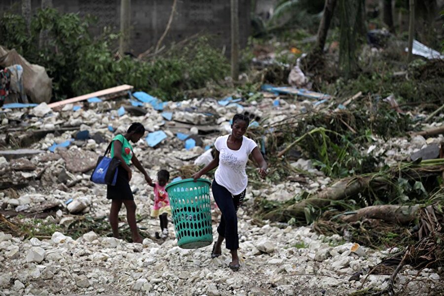 Haiti'yi 4 şiddetinde vuran Matthew Kasırgası'nın, ülkede 2010 yılındaki depremden sonra yaşanan "en büyük felaket" olduğu belirtiliyor.