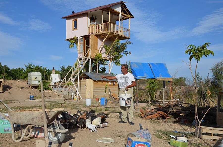 Memleketi Osmaniye olan Seheryıldızı, emekliliğinin ardından, 7 yıl görev yaptığı Malatya'ya yerleşme kararı aldı.
Akçadağ ilçesinde 3,5 dönümlük bir arsa satın alan Seheryıldızı, çocukken hayalini kurduğu ağaç tepesindeki ahşap evi de bu arazi üzerinde yapmaya karar verdi.