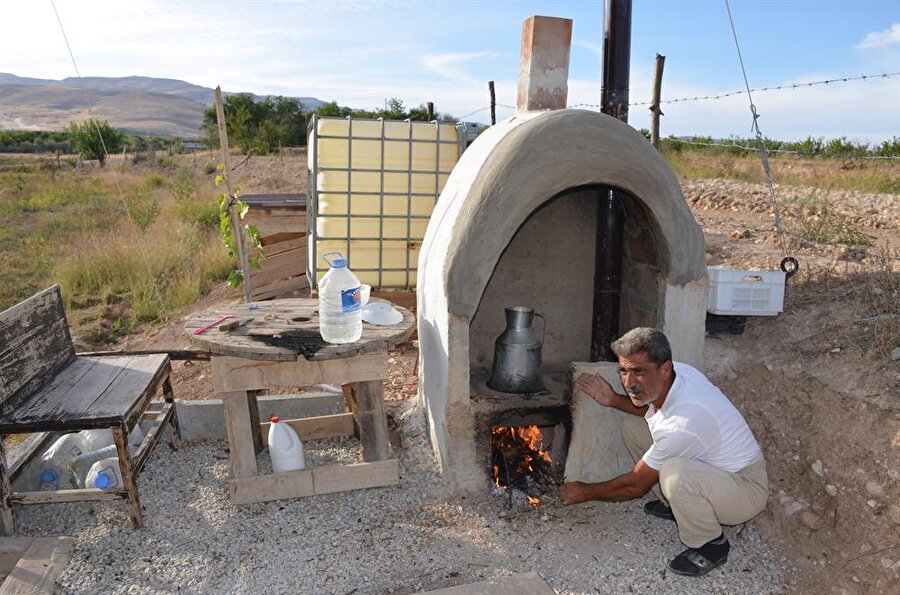 Araziyi aldıktan sonra ağaçlandırdığını ifade eden Seheryıldızı, şöyle konuştu:
"Bahçede bir kök ceviz ağacımız vardı. Yandı, hasar gördü. Derin budama yapmak zorunda kaldım. Baktım olmayacak, çocukluğumdan beri hayalimdi ağaç ev yapmak, ev yaptım. Kendi çapımda kendi imkanlarımla bölgemizde ilk defa 5,5 metre yüksekliğinde ceviz ağacının tepesine iki katlı ev yaptım. 2 yıldır da burada yaşıyorum.