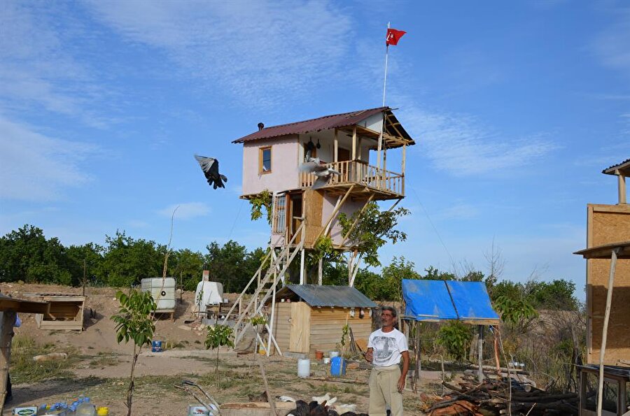Seheryıldızı, evi tamamen kendisinin inşa ettiğini ve çok keyif aldığını dile getirerek, şunları kaydetti:
"Memuriyette de zaten marangoz teknisyeniydim. Elektrik yok. Edison öncesi çağlardaki gibi çaka çaka yaptım. 2 yıldır yaz kış burada kalıyorum çünkü hayvanlarım beni bekliyor. Ben olmazsam su yok, ekmek yok açlıktan ölürler. Mecburen yaz kış burada kalıyorum. Elektriğim suyum da olsa dünyada benden mutlu kimse olacağını sanmıyorum."
Evin içine kurduğu soba sayesinde ısınma problemi yaşamadığını anlatan Seheryıldızı, "Çocukluk hayalimi gerçekleştirmenin mutluluğunu yaşıyorum. 100'e yakın hayvanım var. Akçadağ mezarlığı yakınındaki çeşmeden bidon bidon su getirerek besliyorum bu hayvanları. Doğadaki hayvanlar, kargalar da benim getirdiğim sudan içiyor." dedi.
Yaptığı evi görenlerin şaşırdığını ifade eden Seheryıldızı, "Özellikle geliyor fotoğraf çekiyorlar. Çok büyük ilgi çekiyor." şeklinde konuştu.