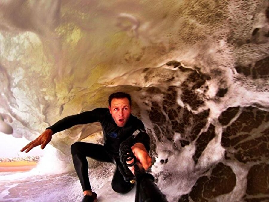 Sadece sörfçü değil aynı zamanda muhteşem bir selfie'ci