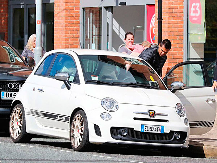 M.United kalecisi Sergio Romero beyaz Abarth’ıyla Manchester caddelerinde.
