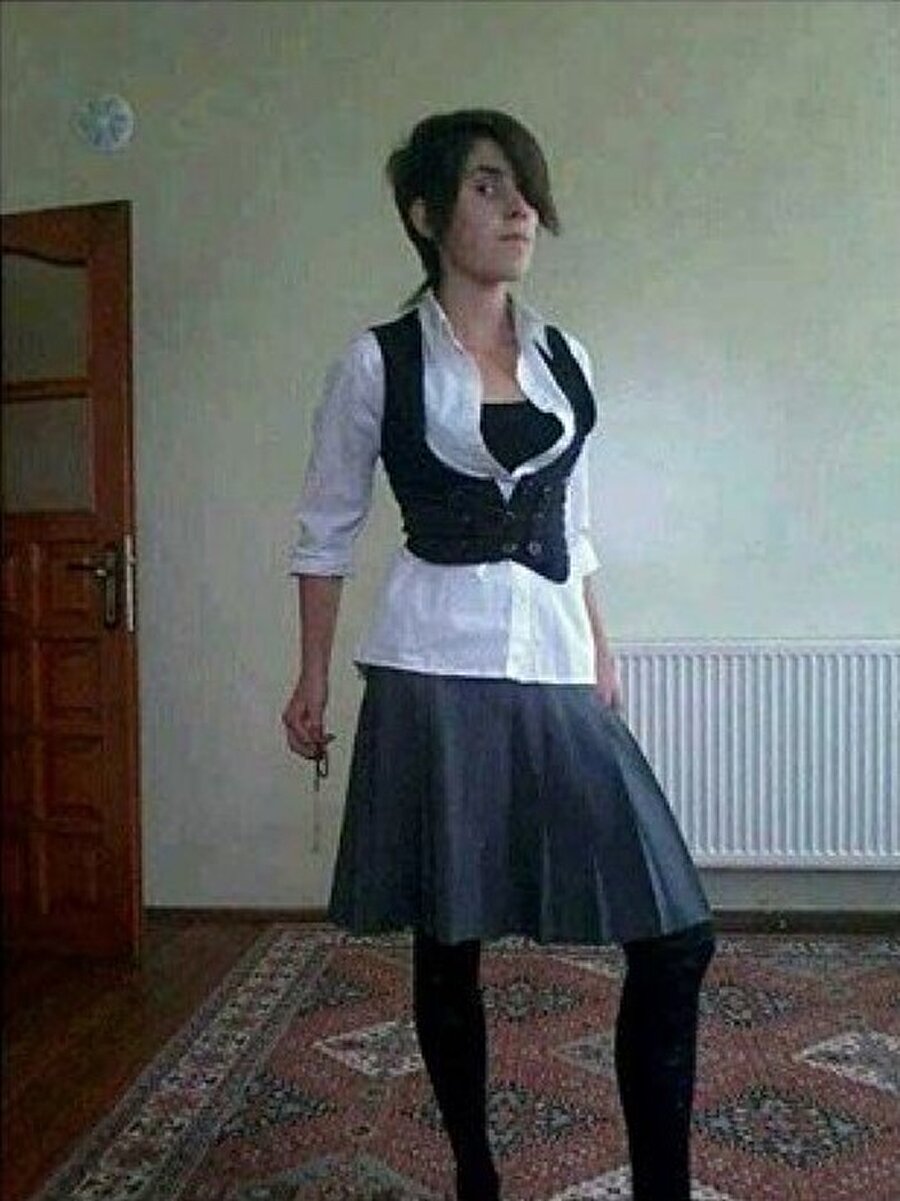 Dönem dizilerinden yanlış etkilenenler, köşelerde racon kesebilir.

                                    
                                    
                                    
                                    
                                
                                
                                
                                