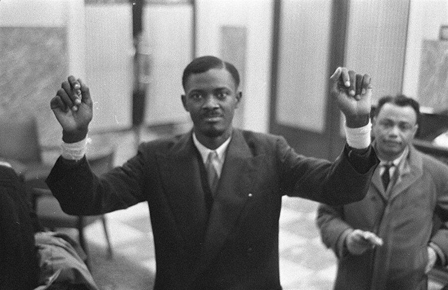 3. Özgürlüğün peşindeki ülke: Kongo (1960)

                                    
                                    
                                    
                                    Sonradan Demokratik Kongo Cumhuriyeti adını alan Kongo'nun ilk Başbakanı Patrice Lumumba, Belçika tarafından gerçekleştirilen ABD destekli askerî müdahale sırasında Kongolu Devlet Başkanı Joseph Kasavubu tarafından düşürülmüştü. Belçika'nın söz konusu askerî müdahalesi, Kongo'nun bağımsızlığını ilan etmesini takiben Belçika'nın tehdit altına giren ticarî çıkarlarını korumak üzere hayata geçirilmişti. Fakat Lumumba, Belçika'nın askerî işgaline silahla karşılık vermiş ve Sovyetler Birliği'nden mühimmat desteği almıştı. Bunun üzerine CIA, Lumumba'nın yeni göreve gelen Joseph Mobutu hükümeti için bir tehdit oluşturduğuna kanaat getirmiş ve onu iktidardan düşürmüştür.
                                
                                
                                
                                
