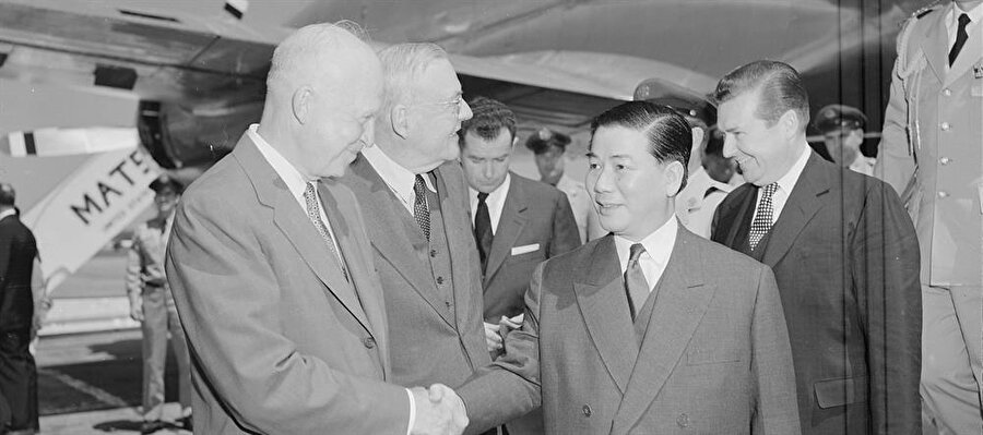 5. Darbeci generallere destek: Güney Vietnam (1963)

                                    
                                    
                                    
                                    (Diem ABD Başkanı Einsenhower ile) ABD 1963 yılında Güney Vietnam'da kayda değer bir varlığa sahipti ve ülkenin lideri Ngo Dinh Diem'in Budist muhaliflere yönelik kanlı eylemleri neticesinde, ilişkiler kopma noktasına gelmişti. Pentagon Belgeleri'ne göre, darbe hazırlığı içindeki Güney Vietnamlı generaller 23 Ağustos 1963'te kendi planlarıyla ilgili olarak Amerikalı yetkililerle irtibata geçmişti. Planın detaylarına dair bir süre devam eden tartışmaların ardından ABD'nin bu girişimle ilgili kararsızlığı sona ermiş ve generaller 1 Kasım 1963'te onlardan aldıkları destekle Diem'i derdest edip öldürmüştür. Bazı kaynaklara göre ilgili generallere CIA fonlarından 40 bin dolar tutarında bir destek aktarılmıştır.
                                
                                
                                
                                