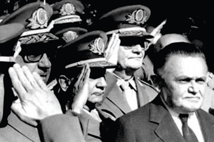 6. “Brezilya Çin'e dönüşmesin" (1964)
(Darbe öncesi Devlet Başkanı Goulart -sağdaki- darbeci generallerle birlikte) ABD hükümeti, Brezilya Devlet Başkanı Joao Goulart önderliğindeki hükümetin ABD Büyükelçisi Lincoln Gordon'un ifadesiyle “Brezilya'yı 1960'ların Çin'ine dönüştüreceğine" dair kaygılar neticesinde, dönemin Brezilya Genelkurmay Başkanı Humberto Castello Branco öncülüğündeki darbeye destek vermiştir. Darbeden hemen önceki günlerde CIA hükümete karşı sokak gösterilerini desteklemiş ve orduyu destekleyen kişilere yakıt ve “ABD menşei olmayan silahlar" sağlamıştır.