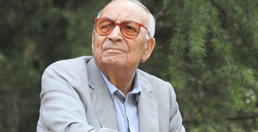 Yaşar Kemal (Yazar)

                                    Yaşar Kemal 1947 yılında askerden geldikten sonra İETT`de çalışmaya başladı.

 Hıfzı Topuz`un, ''Eski Dostlar''kitabında Yaşar Kemal`in İETT`ye girişi ve işten ayrılması şöyle anlatılıyor: ''Yaşar askerden terhis edilince İstanbul`a gelmiş iş arıyordu. Dolmabahçe Havagazı Şirketi`nin müdürlerinden Hüsnü Baki aracılığıyla kendine şirkette bir endeksörlük işi bulundu. Yani kapı kapı dolaşarak gaz saatlerindeki ölçüleri yazacaktı. Bu, Yaşar için çok eğlenceli bir işti, akla gelmedik evlere girip çıkıyor ve ünlü kişilerle tanışıyordu. Sonra bize bunları anlatınca çok gülüyorduk. Bir süre sonra Göğceli`nin (Yaşar Kemal`in) şirketteki işine son verildi, o da 'Acımdan ölecek değilim ya` diyerek Adana`ya gitti, arzuhalciliğe başladı.''

                                