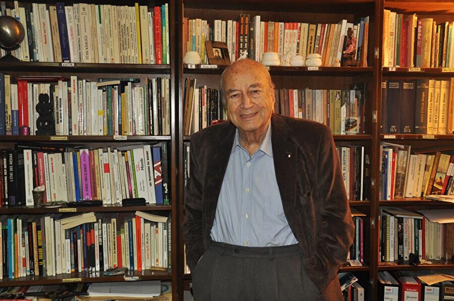 Hıfzı Topuz (Gazeteci - Yazar)
Türk gazeteciliği için önemli isimlerden biri olan Hıfzı Topuz, İETT'deki işinden kovulduktan sonra gazeteci oldu.
1923 İstanbul doğumlu Hıfzı Topuz, anılarını derlediği ''Eski Dostlar'' adlı kitapt İETT`den ayrılışını şöyle anlatıyor: ''Rasih`le (Rasih Nuri İleri) Havagazı Fabrikası`nda bir hikayemiz daha oldu, onu da anlatayım. Fabrikada görevimiz her yarım saatte bir gazın kalorisini ölçerek bir rapor hazırlamaktı. Ben sabahları bu raporu hazırlayıp Rasih`e bırakıyordum, onun da işi, öğleden sonraki ölçüleri de alarak, raporu fabrikanın müdürü Mösyö Bussac`a sunmaktı. Günün birinde benim işime son verildi. Kalkıp müdüre çıktım, işten atılmamın nedenini sordum. `Aylardan beri sizden hiç kalori ölçüm raporu alamıyoruz. Bir şey yaptığınız yok,` dedi. `Aman!` dedim; `nasıl olur, ben hiç aksatmadım.` Ne dedimse inandıramadım. O akşam Rasih`e gittim. `Gördün mü?` dedim; `başımıza geleni! Kalori raporlarını vermediğim için işten atıldım. Sen o raporları müdüre iletmiyor muydun?` Rasih, gayet soğukkanlı; `Hayır,` diye yanıtladı, `Bu kapitalist takıma yüz vermeye gelmez. Senin raporlarını yırtıp atıyordum.` İşte o yırtılıp atılan raporlar yüzünden ben işten atıldım, Rasih ise fabrikanın teknik müdürlerinden Hüsnü Baki`nin arkadaşı olduğu için başka göreve atandı ve daha uzun bir süre orada çalıştı. Şimdi düşünüyorum da, iyi ki o işten atılmışım, ondan sonra gazeteci oldum, Rasih`in sayesinde...''