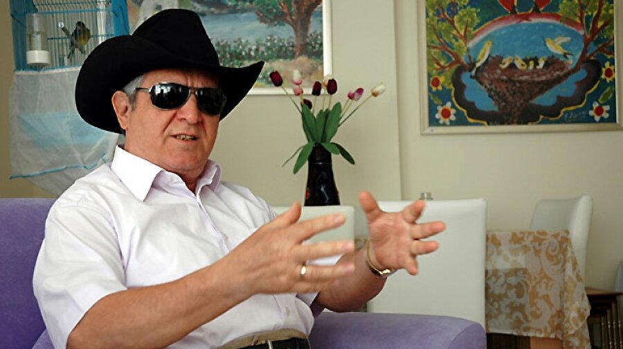 -Boya konusunda çok zorluk çekiyordum. Aklıma kendi kendime boyaları sıraya dizme kuralı geldi.
"Babama öne siyahı, arkaya beyazı koymasını söyledim. Sonra da sarıyı, kahverengiyi, kırmızıyı, maviyi ve yeşili koydum. Yani ana renkleri. Böylece, çizdiklerimi istediğim her renge boyamaya başladım. Renkler benim için sıvı bir madde. “Mavi” dendiğinde, gökyüzünü ve denizi düşünüyorum. Öyle bir his oluyor. Ama karlı ya da yağmurlu havada kurşuni renkte de olabileceğini söylediler. Boyamayı da tamamen ellerimle yapıyorum."