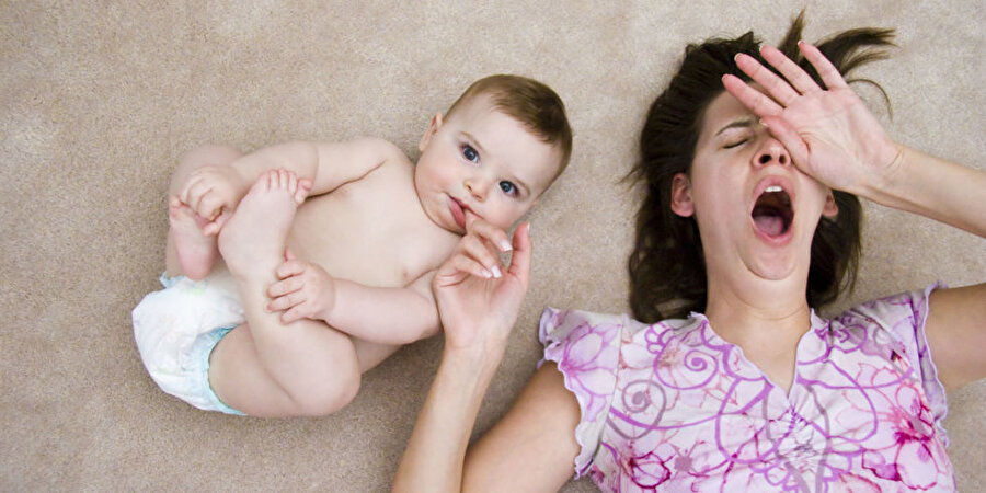 Uykusuzluk
Yemekler yendi; bulaşık, çamaşır, ütü derken sıra uykuya geldi. Bebeğinizi uykuya hazırlamak gerçekten zor iş. Canı istemezse sizi sabaha kadar uyutmayabilir. Bebeğinizi uyutsanız da deliksiz bir uyku hayali kurmayın. Çünkü bebekler gece boyu birkaç kez acıkıp sizden yardım isteyebilir. Bazen ise sebepsiz uyanan bebekler sabahın ilk ışıklarında uyuya kalabilir. Kısacası doğru düzgün uyumadan güne “Merhaba” dersiniz…