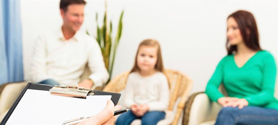 Peki, neler yapılabilir? 

                                    Ruh sağlığının iyileştirilmesinin önemine dair toplumda ve sağlık okullarında öğrenciler bilinçlendirilmeli.
Ruh sağlığı problemleri, ayrımcılık ve ön yargıya maruz kalmadan desteklenmeli. 
Hastalığın tedavi alanlarını geliştirip bu alanda eğitimli kişiler yetiştirilmeli.
Ruh sağlığı olan kimselerin toplumdan soyutlanmaması gerekiyor.
                                