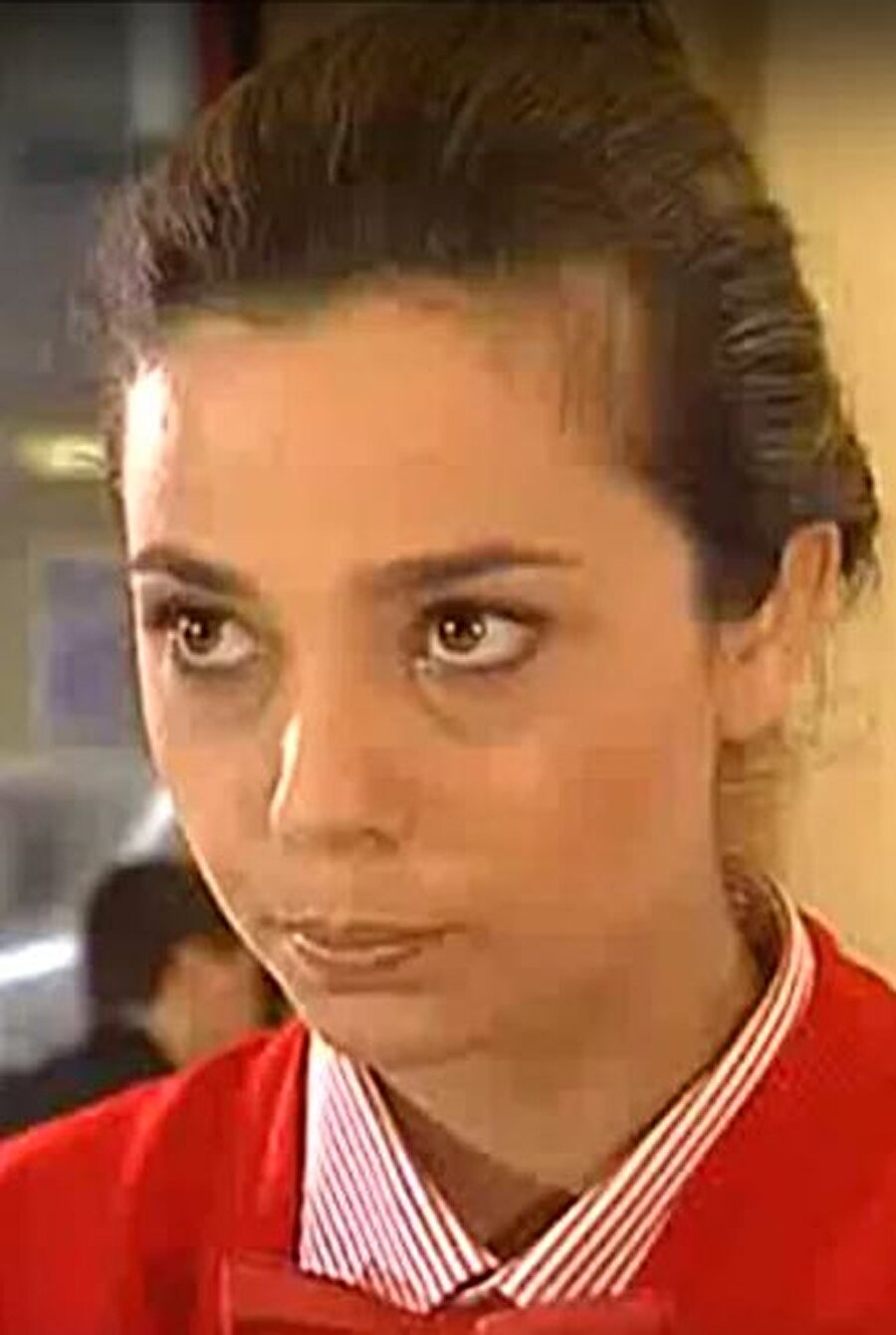 İçten içe seven ancak güzelliğinin bedeli olarak naz yapmakla yükümlü olan mahallenin nazar boncuğu: Burcu