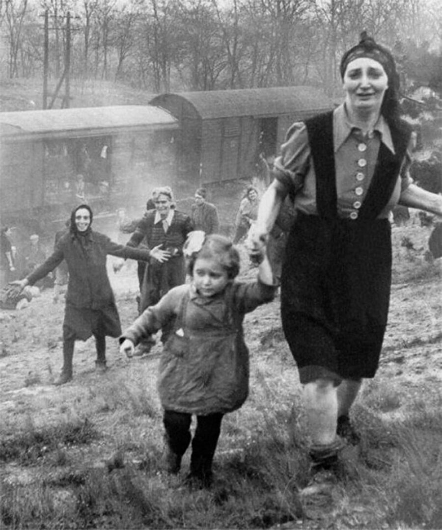 Ölüm treninden azat edilen Yahudi mahkumlar - 1945
