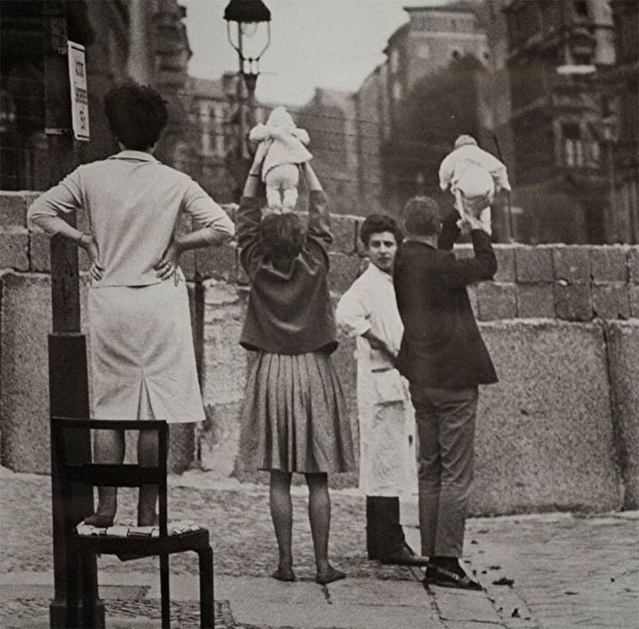 Batı Berlin'de yaşayan aile çocuklarını, Doğu Berlin'de yaşayan anne ve babalarına gösteriyor- 1961

