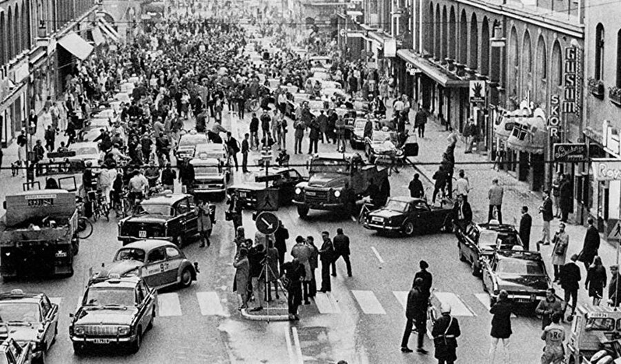 İsveç'te trafiğin soldan değil sağdan almaya başladığı ilk gün- 1967