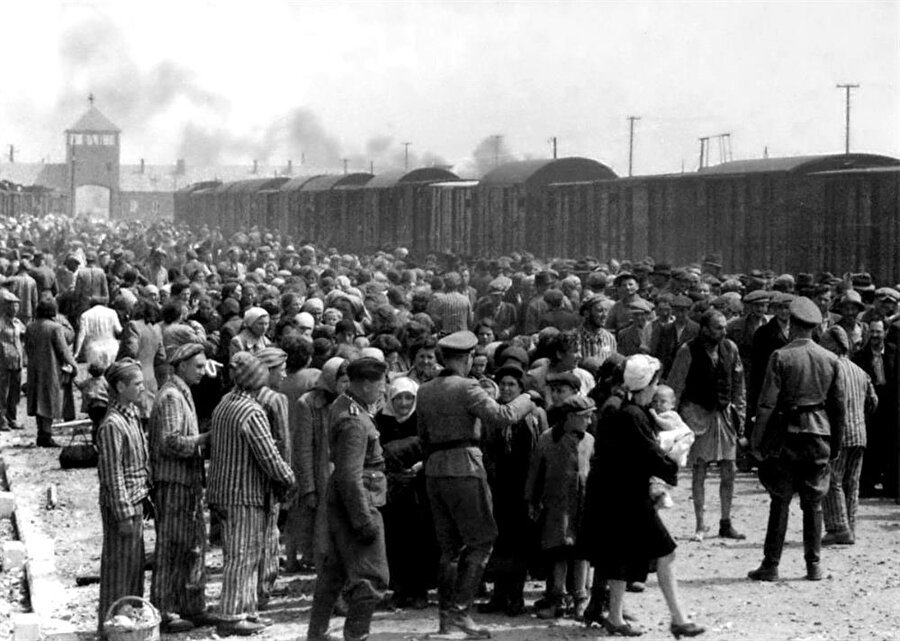 Toplama kampında, naziler tarafından gaz odasına gönderilmek üzere seçilen Macar Yahudiler
