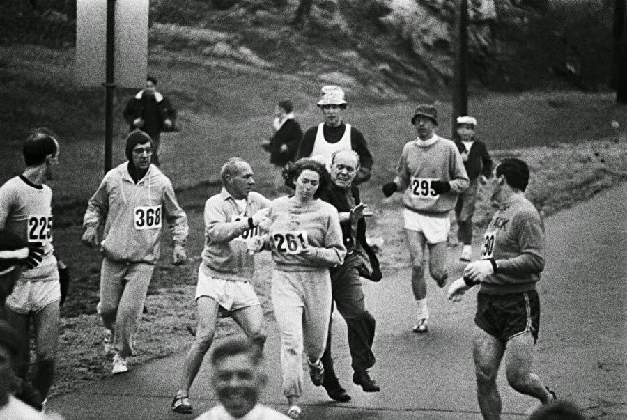 Boston Martonu'nda durdurulmaya çalışılan Kathrine Switzer, yarışmayı kazanan ilk kadın oldu- 1967