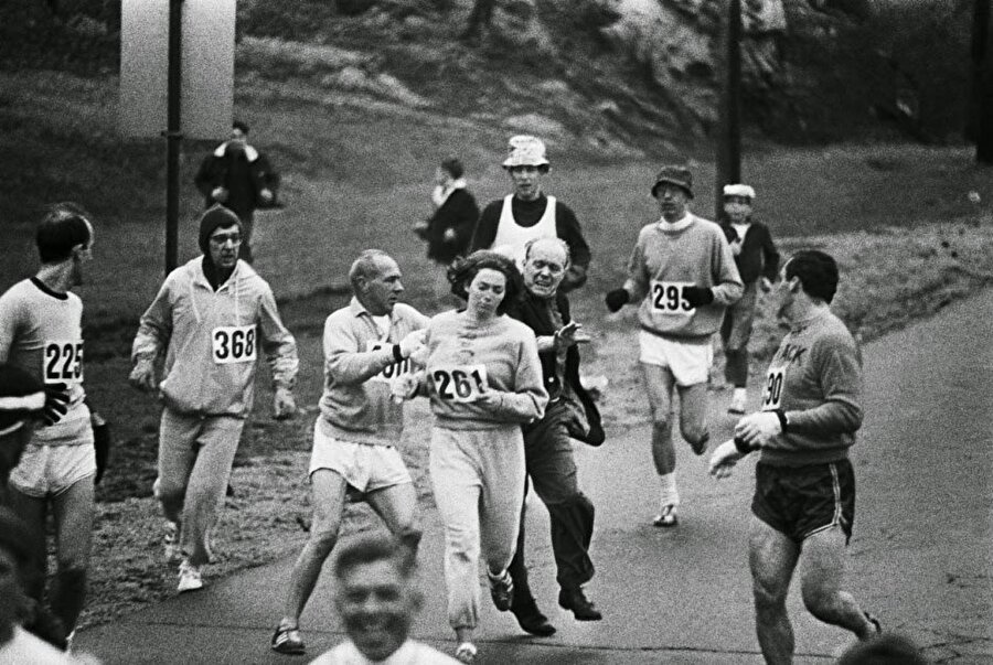 Boston Martonu'nda durdurulmaya çalışılan Kathrine Switzer, yarışmayı kazanan ilk kadın oldu- 1967
