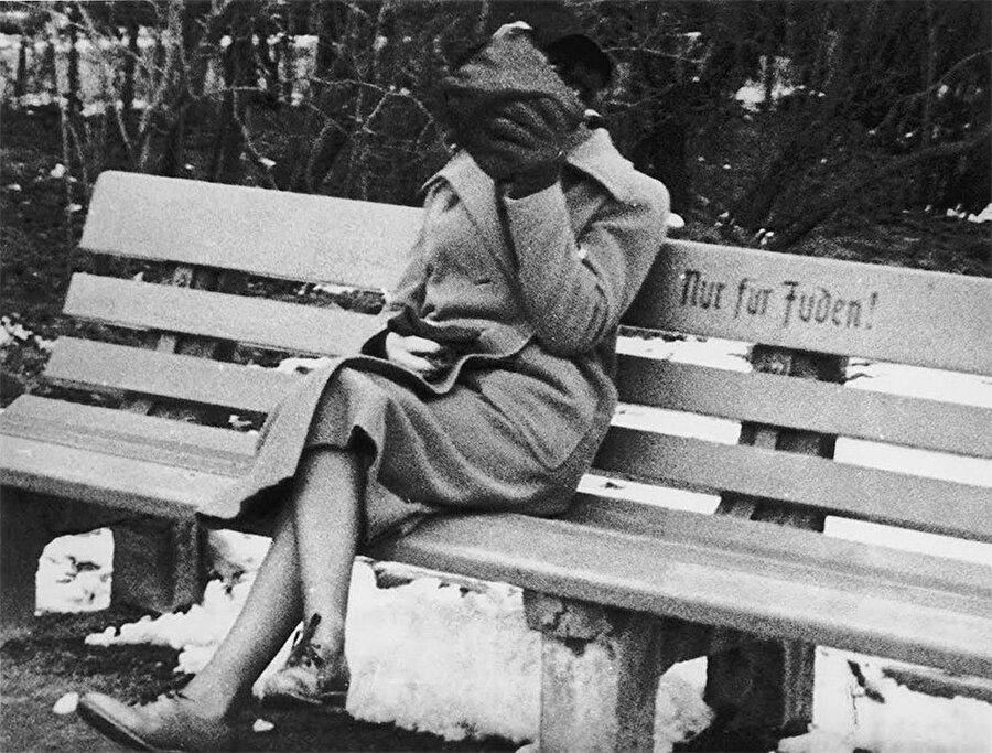 Avusturya'da "yalnızca Yahudiler için" olduğu belirtilen bankta yüzünü gizleyerek oturan kadın- 1938
