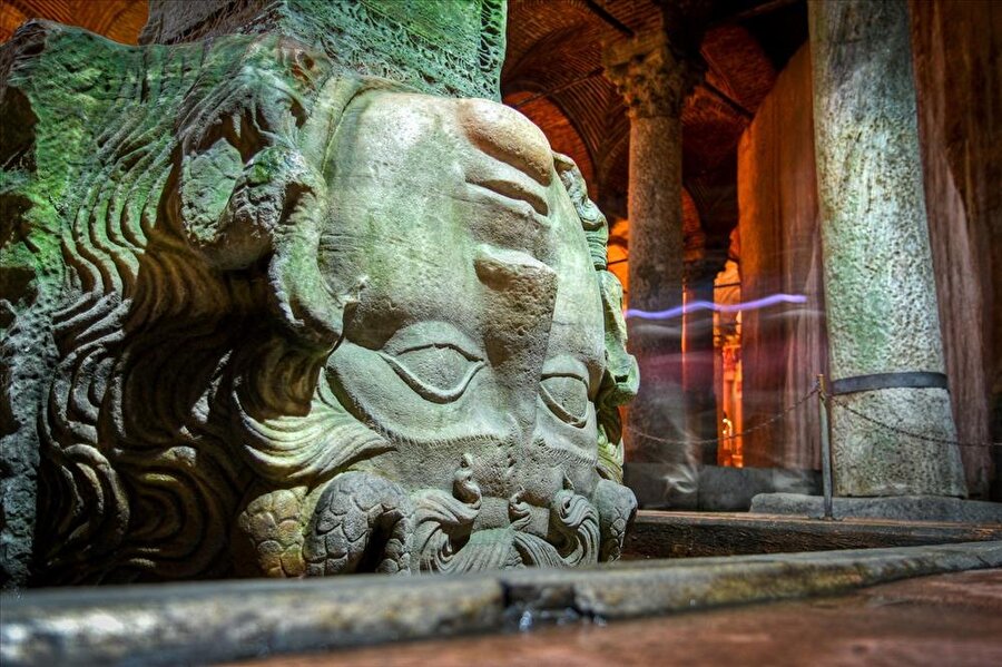 Yerebatan Sarnıcı hakkında
İstanbul'un kurulduğu tarihi yarımadada, Sultanahmet'te, Ayasofya'nın hemen karşısında ziyaretçilerini bekleyen Yerebatan Sarnıcı, kentin su ihtiyacını karşılamak için Bizans İmparatoru I. Justinianus tarafından 542'te yaptırıldı.

Uzunluğu 140, genişliği 70 metre olan dikdörtgen biçiminde bir alanı kaplayan sarnıca, 52 basamaklı taş bir merdivenle iniliyor. Sarnıcın içinde her biri 9 metre yüksekliğinde 336 sütun bulunuyor.

Sarnıcın kuzeybatı köşesindeki iki sütunun altında kaide olarak kullanılan ve Roma dönemi heykel sanatının şaheserlerinden kabul edilen iki Medusa başı, sarnıcı ziyaret edenlerin de en çok ilgisini çeken bölümlerinden. Medusa başlarının buraya hangi yapılardan getirildiği ise hala gizemini koruyor.

Dünyanın dört bir yanından, üç imparatorluğa başkentlik yapan İstanbul'a gelen turistler, Yerebatan Sarnıcı ziyaret etmeden ayrılmıyor.