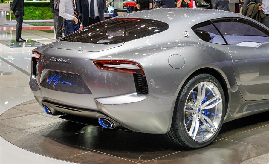 Üretim'de hedef 2020 öncesi
Lüks otomobil üreticilerinin elektrikli otomobillere olan ilgisi her geçen gün artıyor. Bunun son adayı Maserati oldu. Fiat Chrysler grubu çatısı altında bulunan Maserati elektrikli otomobil üretimine 2020'den önce başlayacağının sinyallerini verdi.