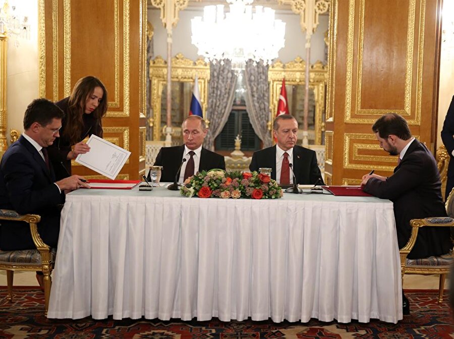 İki lider görüşme sonrası kameralar karşısına geçti. Basın toplantısında ilk olarak Türk Akımı doğalgaz boru hattı projesi için hükümetlerarası anlaşma Enerji ve Tabii Kaynaklar Bakanı Berat Albayrak ve Rus Enerji Bakanı Novak tarafından imzalandı.