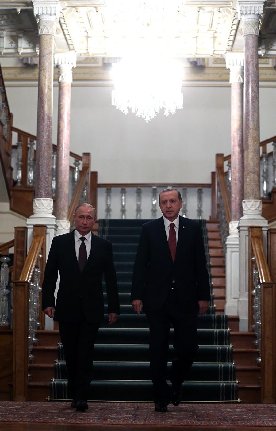 Dünya Enerji Zirvesi için İstanbul'a gelen Putin, konferansın ardından Cumhurbaşkanı Recep Tayyip Erdoğan ile bir araya geldi.
Mabeyn Köşkü'nde saat 17.10'da başlayan görüşme yaklaşık 1 saat 40 dakika sürdü.