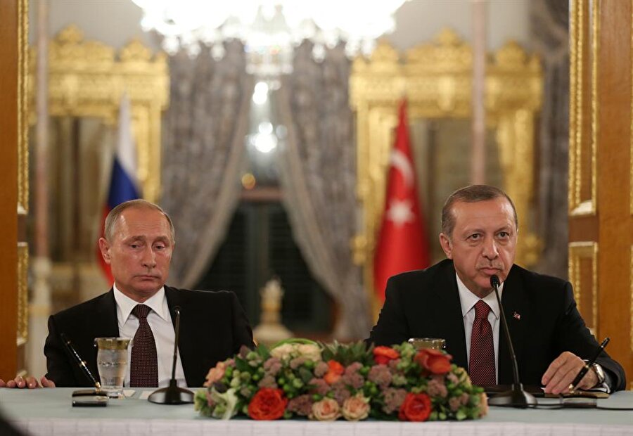 İmzaların atılmasının ardından iki lider açıklamalarda bulundu. Sözü ilk olarak Erdoğan aldı. Ülkeler arasındaki ilişkileri özellikle ilgilendiren konuların ele alındığını anlatan Erdoğan, "Türkiye-Rusya arasındaki ilişkiler noktasında, bugün gerçekten sayın Başkanla dolu dolu bir gün geçirdik. Sonunda bu az önce imzalanan anlaşmalar, imzalanacak hale geldi ve burada nokta Başkanlar huzurunda konulmuş oldu. Türkiye ile Rusya arasındaki normalleşme sürecinin hızla devam edeceğine inancım tam. Birçok alanda, savunma sanayi ile ilgili olsun, siyasi alanda olsun, ekonomik, ticari, turizm, kültür, bütün bu alanları kapsayan bu ilişkilerimizi bundan sonraki süreçte çok daha farklı bir şekilde geliştireceğiz" diye konuştu.