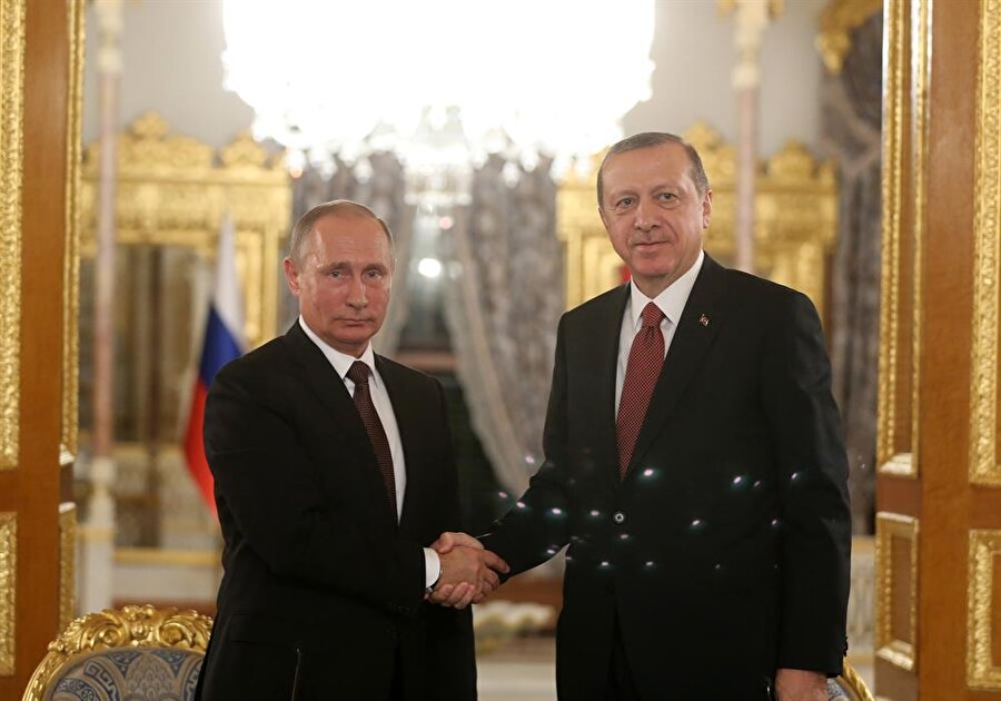 Doğalgazda indirim
Türkiye ve Rusya arasında Türk Akımı doğalgaz boru hattı projesinde imzaların atılmasına da değinen Putin, "Daha önce imzalanmış olan mutabakat anlaşmayı görmüş oldunuz. Türk Akımı, yani yeni doğalgaz boru hattından bahsediyoruz. Aynı zamanda bu anlaşma çerçevesinde, bu alanda işbirliğimizin geliştirilmesi kapsamında Türkiye'ye doğalgaz indirimi sağlanması konusunda mutabık kalmıştık. Özellikle Türkiye Cumhurbaşkanı'nın Türkiye'nin bir enerji merkezi haline getirilmesi amacını yerine getirmek üzere bu adımlarla ilerliyoruz" değerlendirmesinde bulundu.