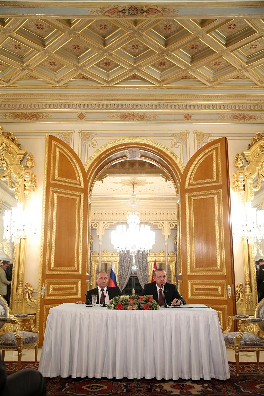 Erdoğan ile başta Suriye olmak üzere bölgesel konulara geniş bir zaman dilimi ayırdıklarını söyleyen Putin, hem Rusya hem de Türkiye olarak Suriye'de akan kanın en hızlı şekilde durdurulmasından yana olduklarını ifade etti. Kendilerinin de Suriye'de siyasi çözüme en hızlı bir şekilde geçilmesini istediklerini dile getiren Putin, “Suriye'de barışı isteyen herkesin bunu desteklemesi gerektiğini düşünüyoruz” diye konuştu.