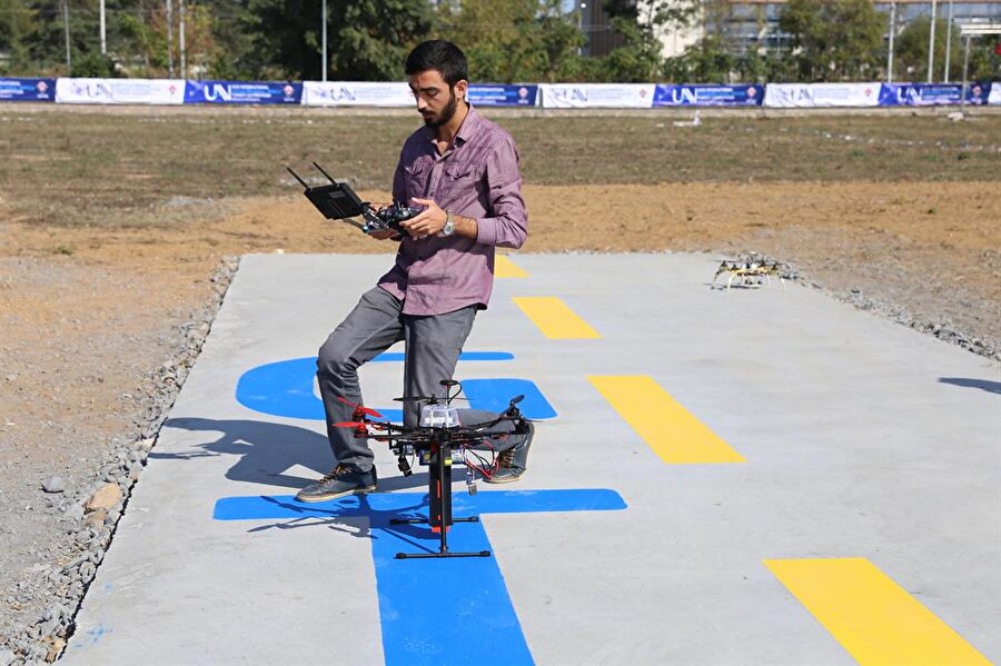 Bugün yaklaşık 15 takım Gebze Teknik Üniversitesi'ne gelirken, tek tek piste giderek tasarladıkları insansız hava araçlarıyla denemede bulundu