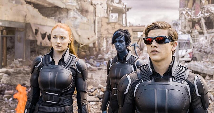 X-Men: Apocalypse / IMDb: 7.2
Medeniyetin şafağından beri, Apocalypse'e tanrı gözüyle bakılmaktadır. Marvel'in X-Men evreninin ilk ve en güçlü mutantı Apocalypse, birçok mutantın özelliğini kendinde toplayarak ölümsüz ve yenilmez olmuştur. Binlerce yıllık uykusundan uyandığında bulduğu dünya, onu büyük hayal kırıklığına uğratır. Kendine mutantlardan güçlü bir takım oluşturur. İçinde Magneto'nun (Michael Fassbender) da bulunduğu takımın amacı insanoğlunu gezegenden temizlemek ve Apocalypse'in saltanat sürebileceği bir dünya hazırlamaktır. Dünyanın kaderi dengede durmaktadır. Professor X'in (James McAcoy) de yardımıyla, Raven (Jennifer Lawrence) genç bir X-Men takımına yardım etmeli ve insanoğlunu tamamen yok oluştan kurtarmalıdır.