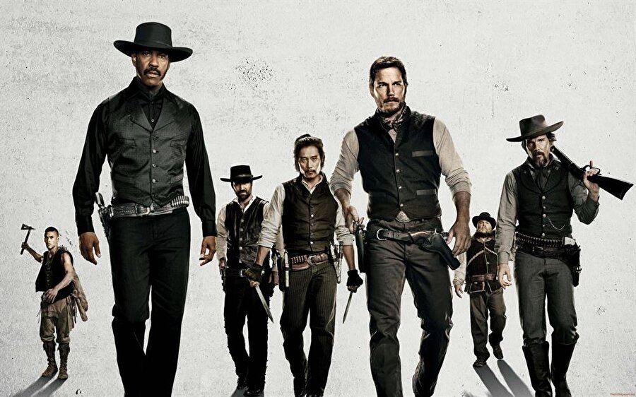 The Magnificent Seven / IMDb: 7.2
Vahşi Batı'da yedi silahşör sanayici Bartholow Bogue'un sert yönetimi altındaki fakir bir köyü korumak için tutulur. Ödül avcıları, kumarbazlar ve kiralık silahlı adamlardan oluşan bu grupta Sam Chisolm, Josh Farraday, Goodnight Robicheaux, Jack Horne, Billy Rocks, Vasquez ve Red Harvest yer almaktadır. Bu 7 kişilik grup sakin Rose Creek kasabasını gelecek büyük saldırıya karşı hazırlarken, kendi içlerindeki değerleri de yeniden keşfederler.