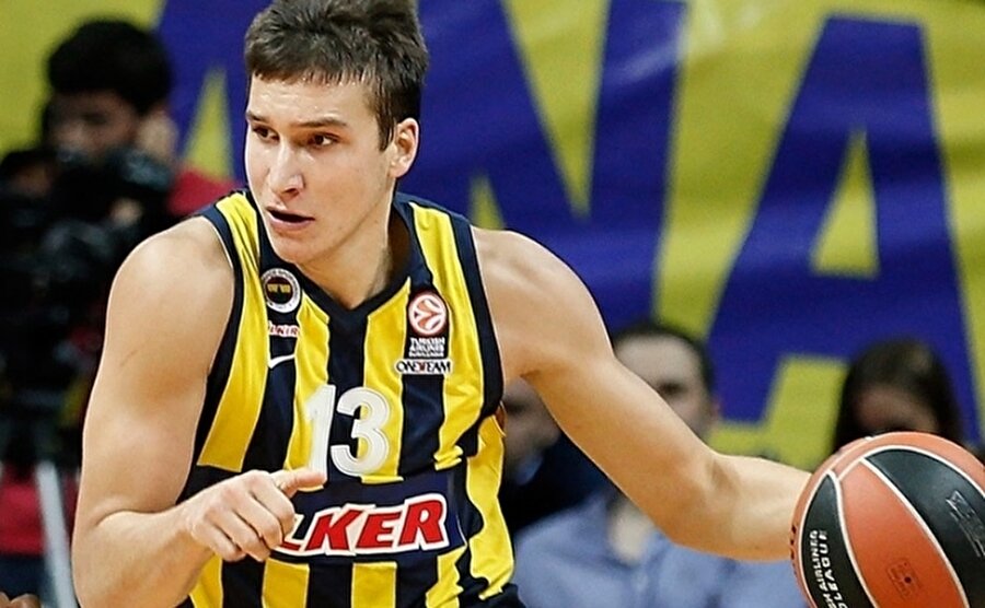 "Hedef Euroleague"
Fenerbahçe Erkek Basketbol Takımı'nın Sırp yıldızı Bogdan Bogdanovic, bu sezon Euroleague'i kazanmak istediklerini söyledi. Başarılı sporcu “Bu sezon benim için çok önemli. Geçen sezon Euroleague'de finale yükseldik ve bu sezon kazanmak için bu durum bizi motive ediyor. Bu sezon geçen 2 sezondan daha zor olacağını biliyoruz. Zira, Euroleague çok daha zor bir hal aldı ve Türkiye Ligi de her geçen gün daha iyiye gidiyor” dedi.
