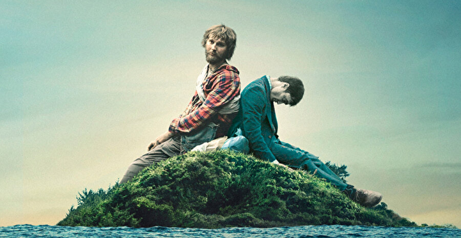 Swiss Army Man / IMDb: 7.3 

                                    
                                    Küçük ıssız bir adada tek başına olan Hank'ın evinde olmak için hala umudu vardır. Fakat bir gün kıyaya vuran bir ceset her şeyi değiştirir. Hank çok geçmeden ölümden kaçmak için son şansı olduğunun farkına varır. Silahlı yeni “arkadaş” ve tuhaf bir çanta, bu ikili ile Hank'ın hayallerindeki kadını yeniden getirmek için destansı bir maceraya atılar. Dan Kwan ve Daniel Scheinert'ın yönetmenliğini ve senaristliğini üstlendiği filmin başrollerinde Mary Elizabeth Winstead, Paul Dano, Daniel Radcliffe var.
                                
                                