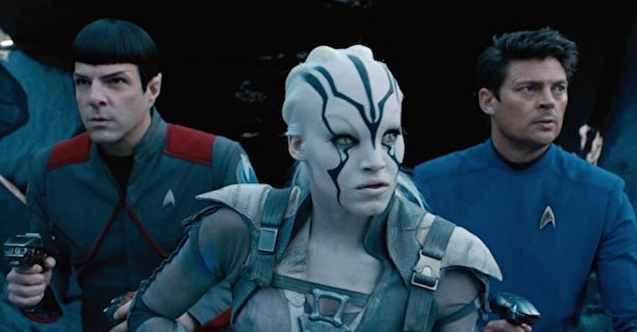 Star Trek Beyond / IMDb: 7.3 

                                    
                                    Sonsuzluk'ta, Atılgan gemisinin ve cesur mürettebatının epik yolculuğu devam ederken, mürettebat uzayın bilinmeyen derinliklerinde kendilerini ve federasyonun temsil ettiği her şeyi sınayan gizemli, yeni bir düşmanla karşılaşır. Kirk ve ekibini yok etme tehlikesi söz konusudur ve bu bilinmeyen, ücra bölgede iletişim de yoktur. Kirk mürettebatı toparlamaya ve Yorktown üssünü kurtarmak için geri dönmeye çalışacaktır. Yeniden başlayan serinin 3. halkası olan Star Trek 3 (Star Trek Beyond) filminin yönetmenliğini bu sefer J.J. Abrams'tan devralan isim Hızlı ve Öfkeli serisinden hatırladığımız Justin Lin. Kadronun başını Chris Pine, Zachary Quinto ve Simon Pegg, Sofia Boutella ve Idris Elba çekiyor.
                                
                                