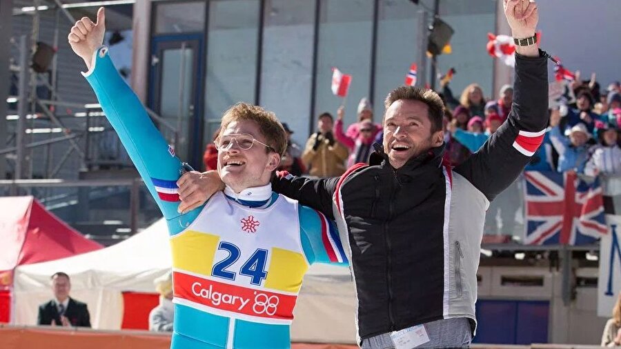 Eddie the Eagle / IMDb: 7.4
Film, İngiltere tarihindeki en ünlü kayak atlamacı Michael Edwards nam-ı değer Eddie the Eagle' ın ilham verici üstün başarısını konu ediniyor. Edwards'ın spora 'asla ölüm deme' yaklaşımı tasvir edilir. Eddie kayakla atlamaya başlamadan once bir çok spor dalında şansını dener. 1984 Kış Olimpiyatları'nda İngiliz takımına giremez ve dalını kayakla atlama olarak değiştirir. Film aynı zamanda Edwars'ın sıra dışı ihtimaller ve mücadeleler karşısındaki insani ruhunu ve direncini kutlar. Beyazperdeyle ilk buluşması Knigsman: Gizli Servis filmi ile olan Taron Egerton, Eddie the Eagle' ı rolü ile karşımıza çıkarken Hugh Jackman ise Eddie' nin Calgary Olimpiyatlarına hazırlanması için yardım eden Lake Plocidli bir kayak atlama uzmanı canlandırıyor.