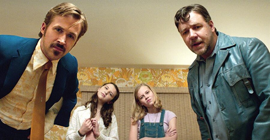 The Nice Guys / IMDb: 7.4
1970'ler Los Angeles'ında, şanslı ama sakar özel dedektif Holland March ve dikkatli araştırmacı Jackson Healy bir gizemi çözmek için bir araya gelir. Birlikte, herkesin aradığı ve önemli bir sırrı saklayan kayıp kızı bulmaları gerekmektedir. Bu kız, ünlü bir porno yıldızı olan Misty Mountain'ın gizemli ölümünü çözebilecek bilgilere sahip tek kişidir. Bu araştırma esnasında iki dedektif kendilerini yüksek statüdeki devlet yetkililerinin hedefinde bulur. Filmin yönetmen koltuğunda Iron Man 3 ve Kiss Kiss Bang Bang filmlerinin unutulmaz yönetmeni Shane Black oturuyor.