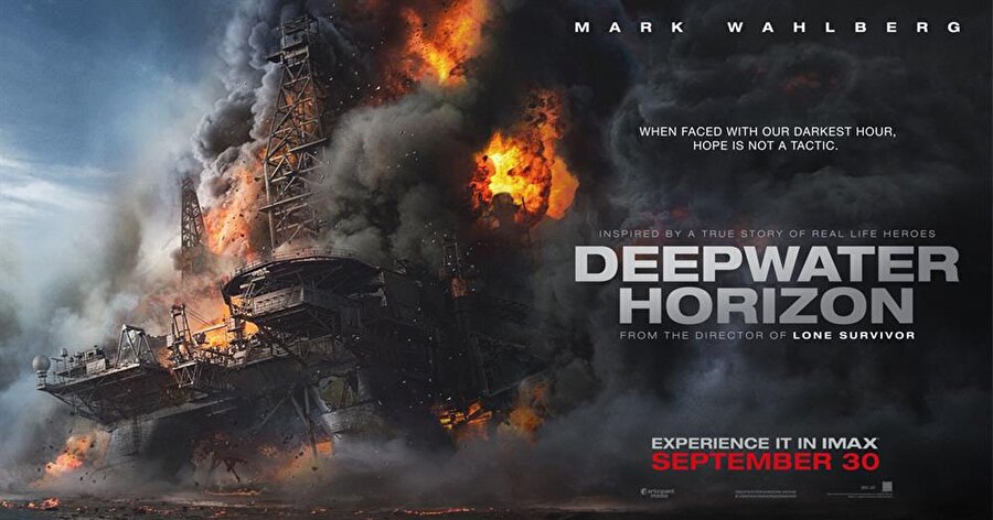 Deepwater Horizon / IMDb: 7.6 

                                    
                                    Filmin öyküsü açık deniz üzerinde faal durumda olan sondaj kulesinin petrol sızdırması ve Nisan 2010 da patlaması ile Amerikan tarihindeki en büyük petrol kaçağı haline gelmesi üzerine kurulu. O gün Deepwater Horizon 'da çalışan ve olabilecek en korkutucu şartlara maruz kalan 126 kişilik ekibin hikayesi beyazperdeye taşınıyor. İyi eğitilmiş olan karma ekip vardiyalarını tamamlayıp kıyıda bekleyen aileleriyle bir araya gelmeyi umut ederler. Ancak bir anda hayatlarındaki en kara saati yaşamaya başlayan ekip, okyanusun ortasında durdurulamaz bir yangın ile cesurca savaşmak zorunda kalırlar. Yönetmen koltuğunda Peter Berg'in oturduğu filmin oyuncu kadrosundaMark Wahlberg, Dylan O'Brien, Kate Hudson, Kurt Russell, Gina Rodriguez, John Malkovich gibi yıldız isimler yer alıyor.
                                
                                